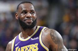 JJB-詹姆斯回归赛场，败北首场状态亮眼，TL观众沸腾！的简单介绍