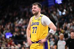 JJB-东契奇重要时刻领先优势明显，湖人带队取胜！观众掌声雷动的简单介绍