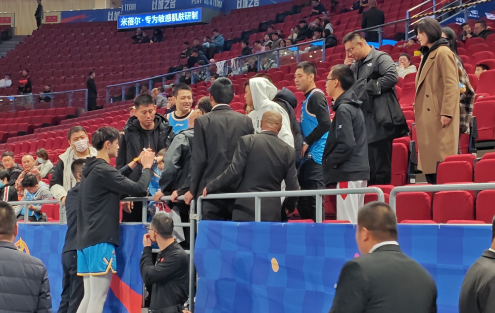 里程碑夜!尼斯调整名单;CBA常规赛窗口期刷纪录;话题不断;团队化学反应显著 里程碑夜!尼斯调整名单;CBA常规赛窗口期刷纪录;话题不断;团队化学反应显著