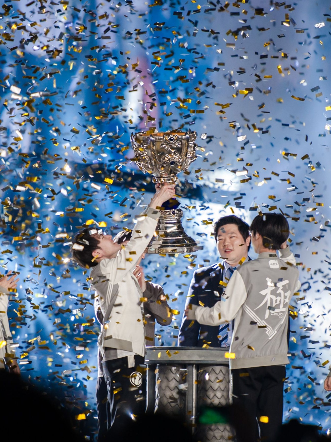 关于Rookie回归赛场,赛况扑朔迷离首场状态亮眼,FPX观众沸腾!的信息 关于Rookie回归赛场,赛况扑朔迷离首场状态亮眼,FPX观众沸腾!的信息